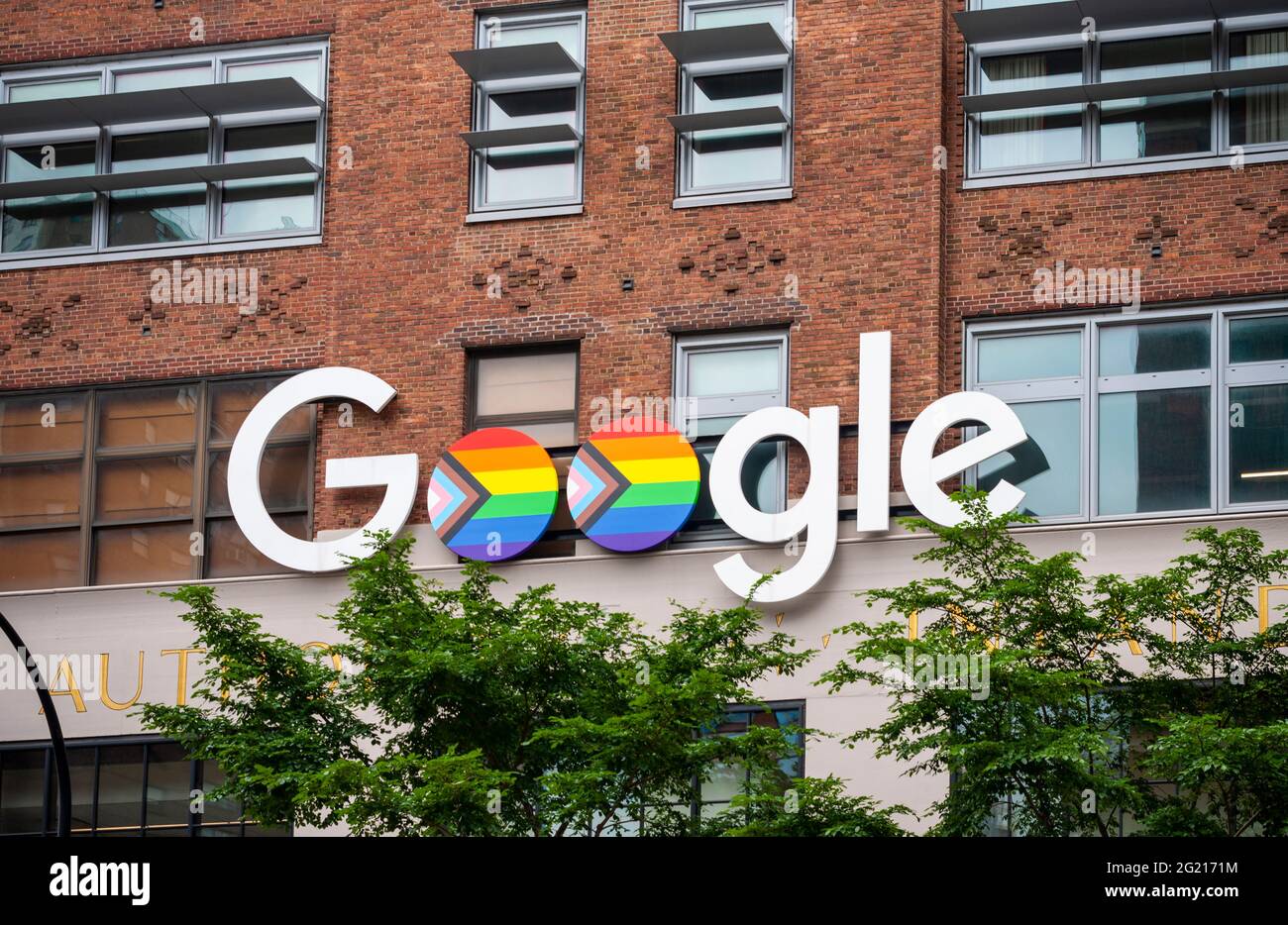 New York, USA. Juni 2021. Die „Double O's“ des Google-Logos auf ihrem Gebäude in der 111 Eighth Avenue in New York sind in den Regenbogenfarben der Progress-Pride-Flagge zu Ehren des Gay Pride Day am Freitag, den 4. Juni 2021, dekoriert. (ÂPhoto von Richard B. Levine) Quelle: SIPA USA/Alamy Live News Stockfoto