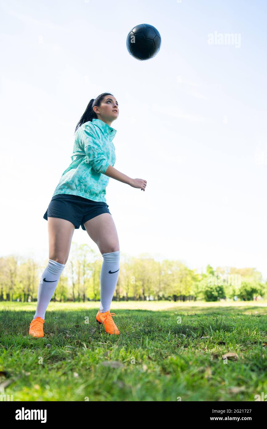 Junge Frau übt Fußball mit Ball. Stockfoto