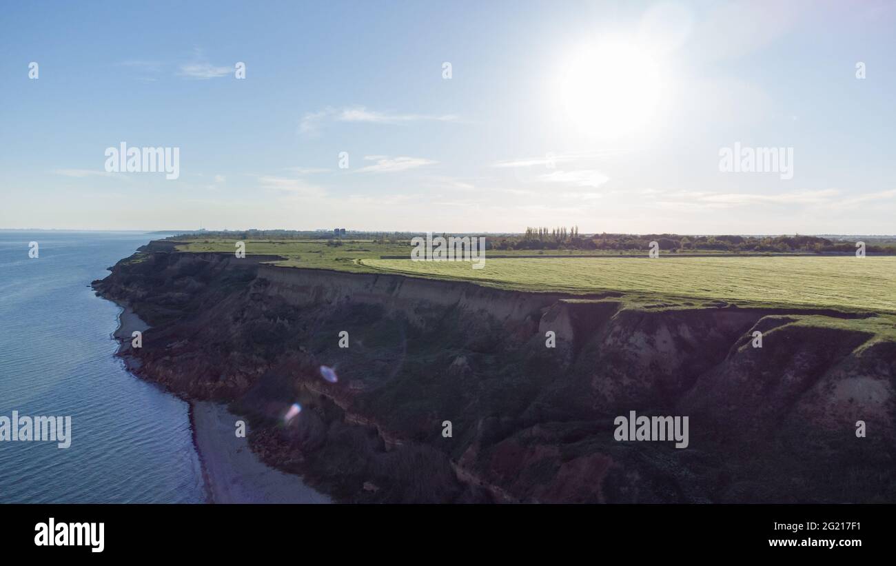 Steile Sandklippe an der Küste bei Sonnenaufgang Stockfoto