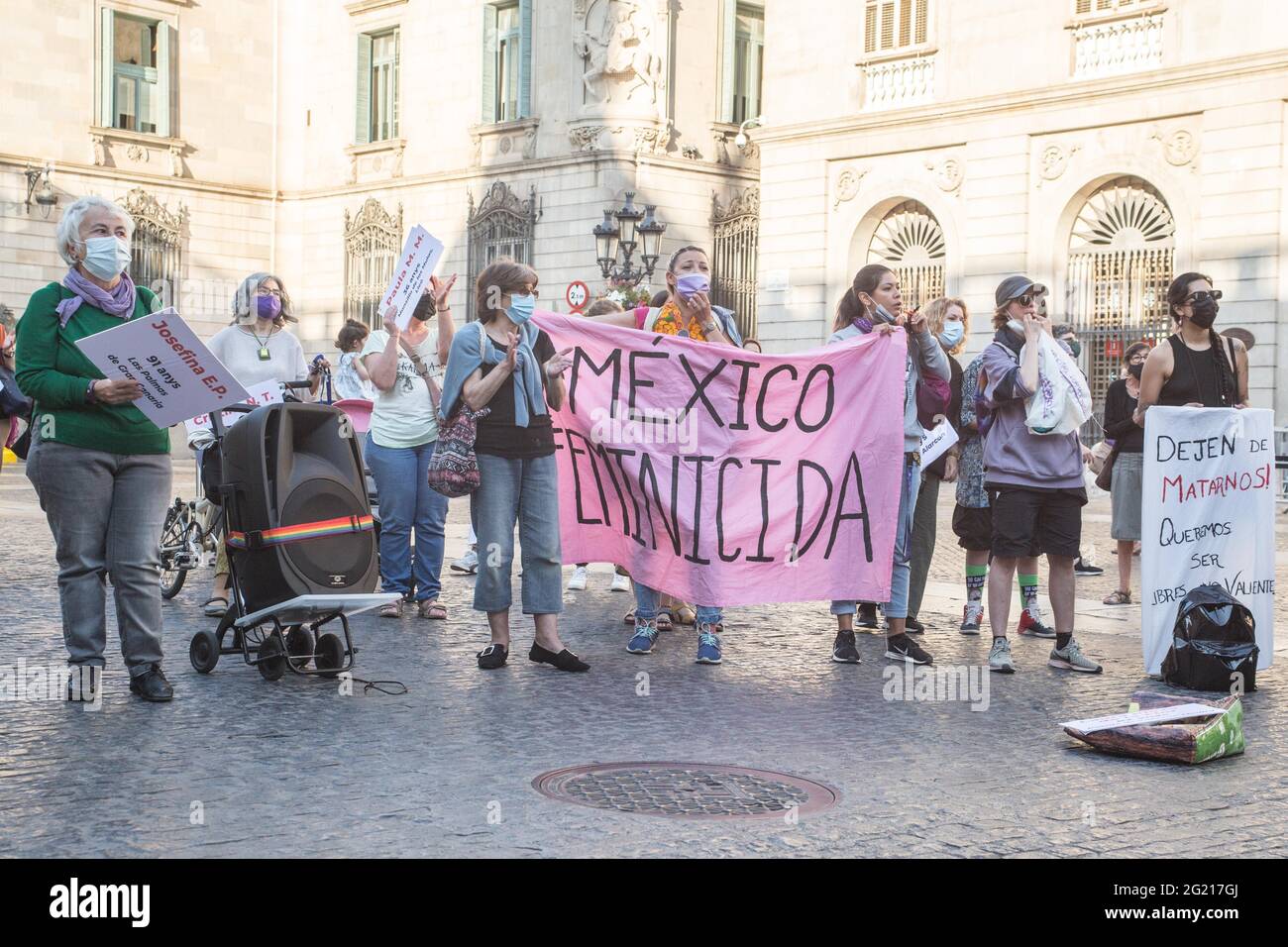 Barcelona, Spanien. Juni 2021. Demonstranten halten während einer Demonstration ein Transparent mit der Aufschrift: "Mexiko-Frauenmord, Mexiko ist ein Grab und wir sind immer noch hier".die Einheitsplattform gegen die Gewalt der Geschlechter in Katalonien hat in Barcelona eine Demonstration gegen sexistische Morde ausgerufen. Nach Angaben des Unternehmens gab es in den letzten Wochen in Spanien 10 sexistische Morde, durchschnittlich einen alle zwei Tage. Kredit: SOPA Images Limited/Alamy Live Nachrichten Stockfoto