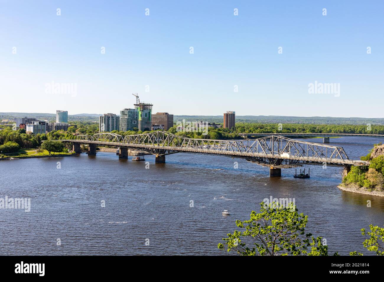 Kanada, Ottawa - 23. Mai 2021: Panoramablick auf den Ottawa River und die Alexandra Bridge von Ottawa nach Gatineau in Quebec, Kanada bei einem sonnigen Sommer da Stockfoto