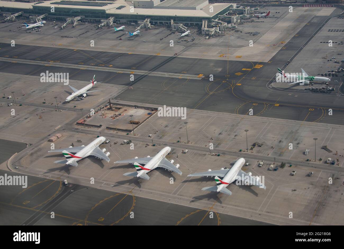 Emirates Airlines Flotte auf dem Asphalt am Dubai International Airport Stockfoto