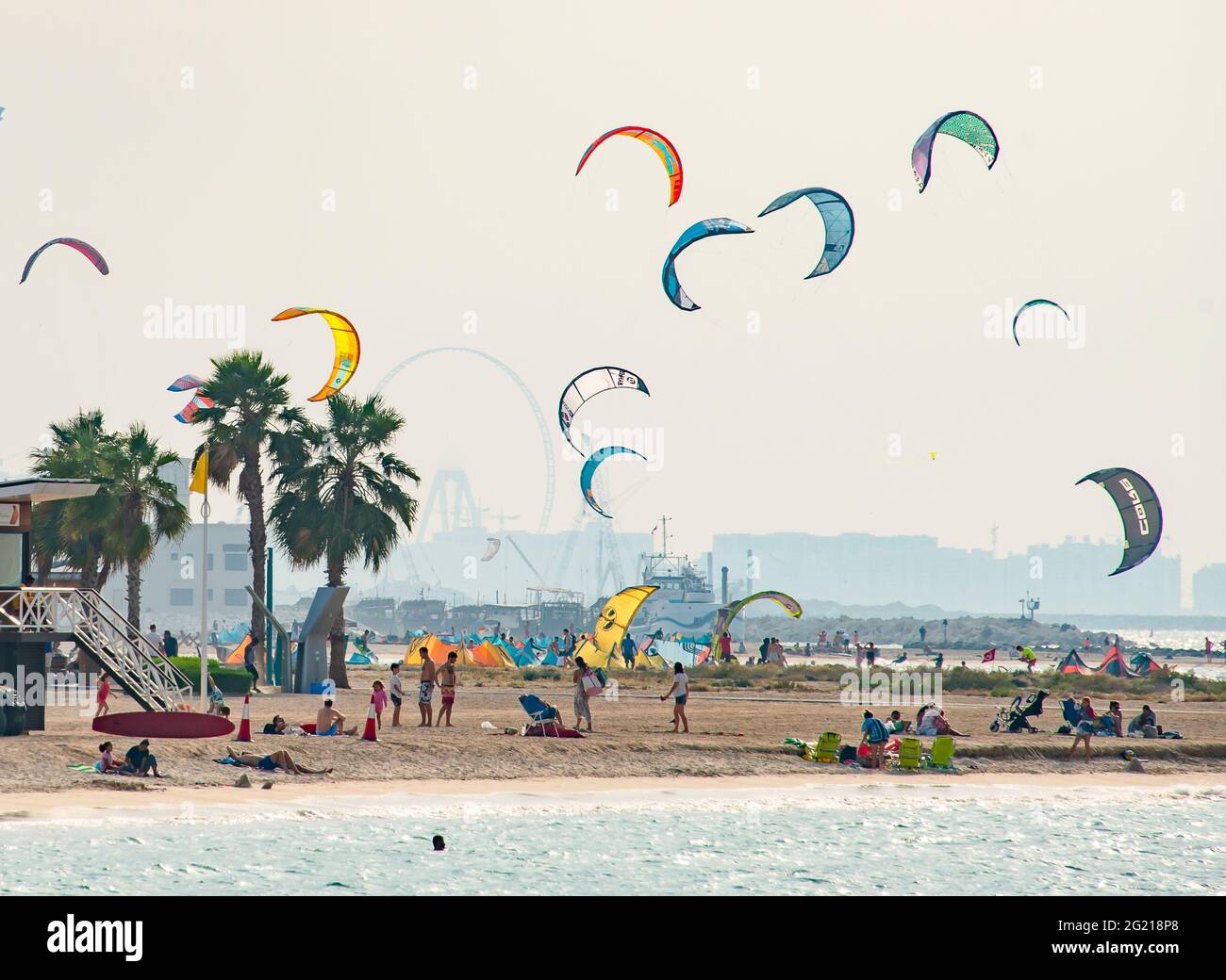 strandblick mit Kitesurfern in Dubai Stockfoto