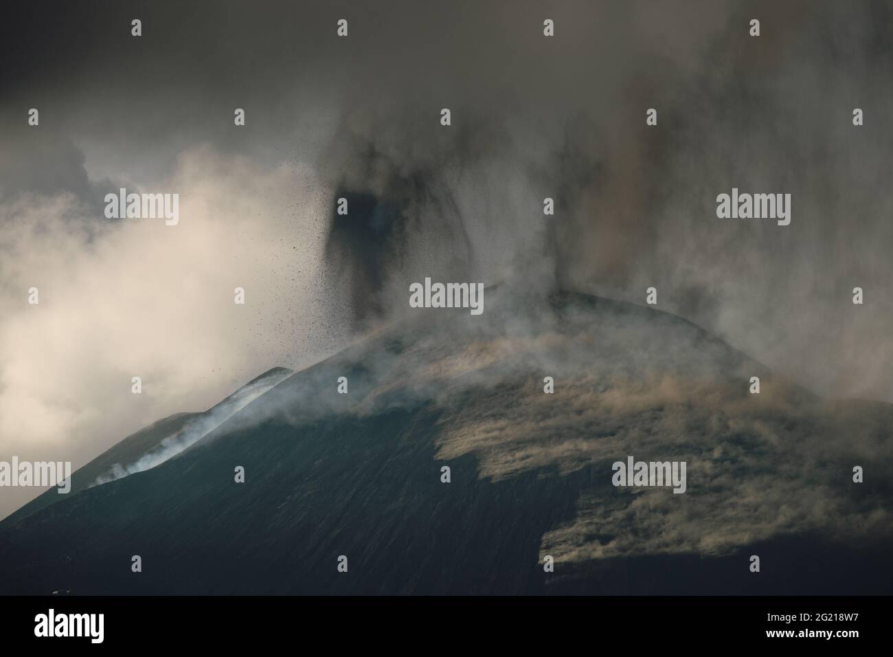 Eruption des Vulkans Ätna aktiv in Sizilien, Asche, Rauch und Dampf aus dem südöstlichen Gipfelkrater Stockfoto