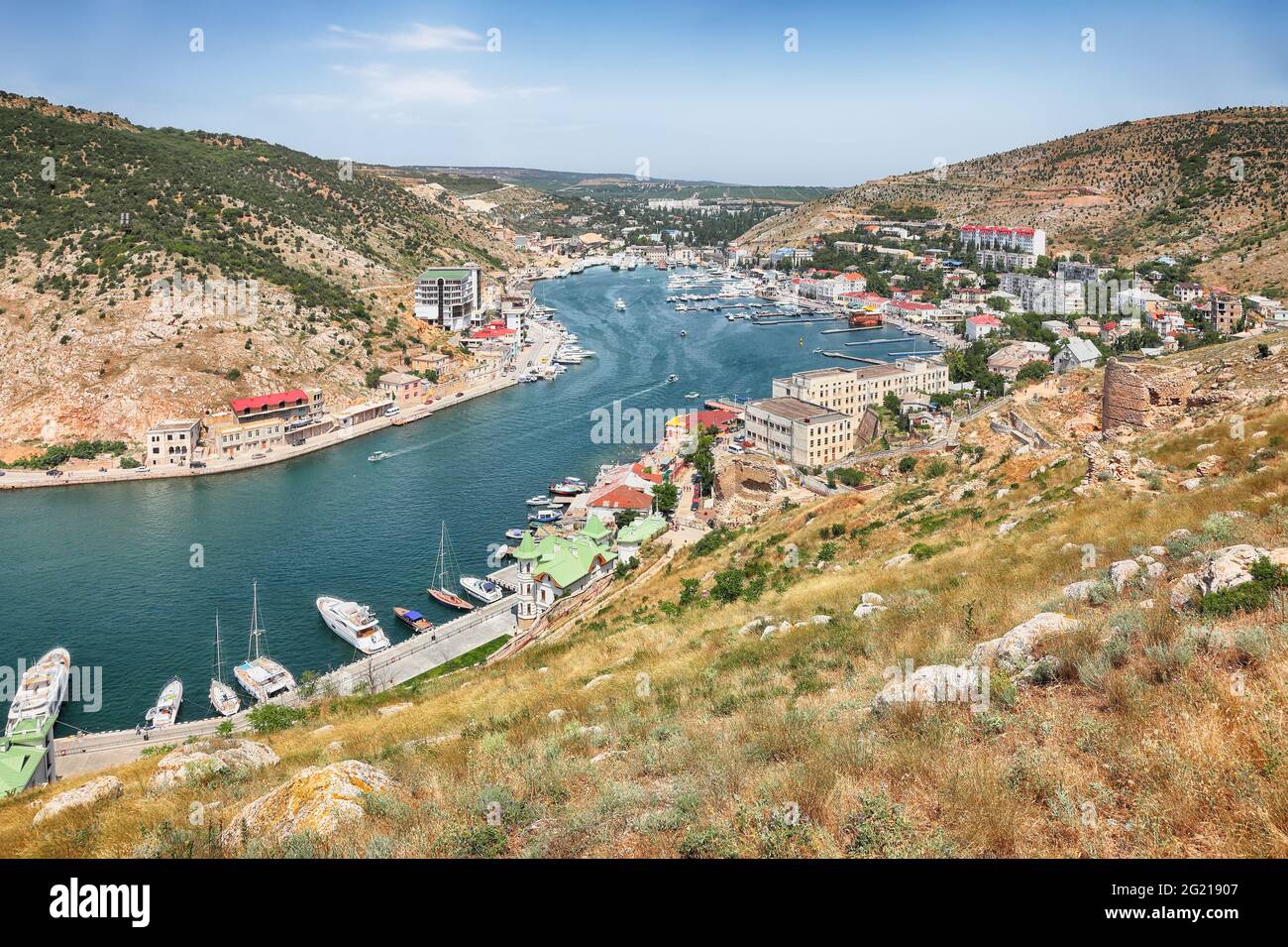 Atemberaubende Aussicht auf Balaklava Bucht mit Yachten von der genuesischen Festung Chembalo in Sewastopol Stadt. Krim Stockfoto