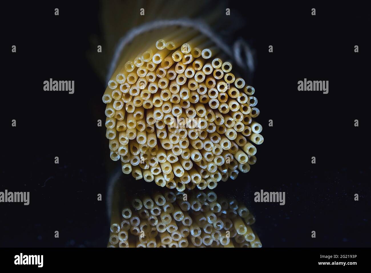 Rohe Spaghetti auf schwarzem Hintergrund, Nahaufnahme, isoliert, Stillleben Essen Stockfoto