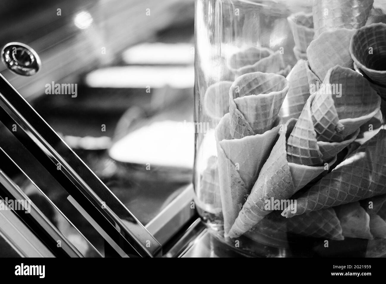 Traditionelle italienische Eiscreme-Eiszapfen im Laden zeigen schwarze und weiße Details Stockfoto