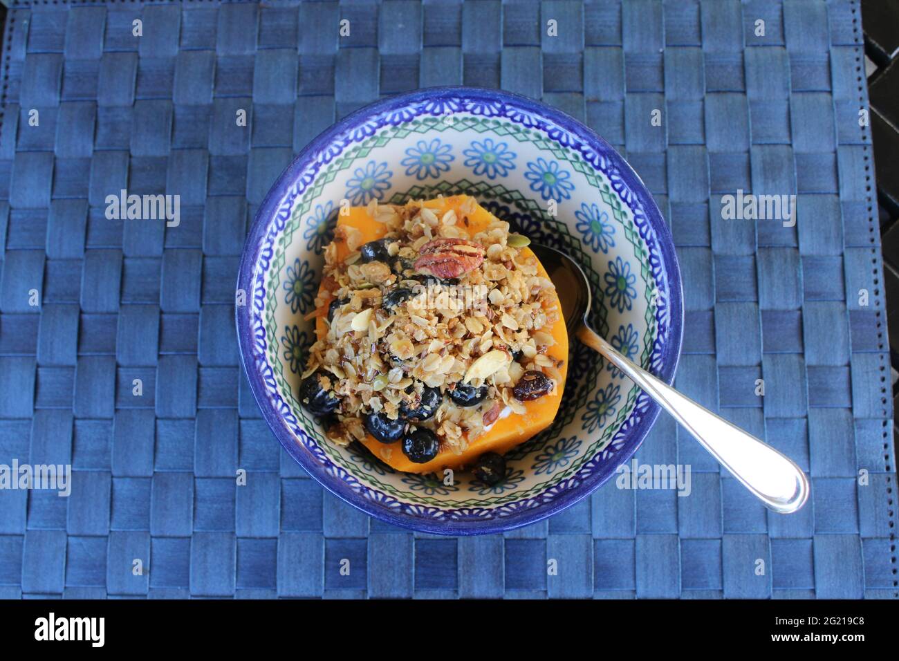 Papaya-Frühstück, das während eines Aufenthalts bei einem Freund gefangen wurde Stockfoto