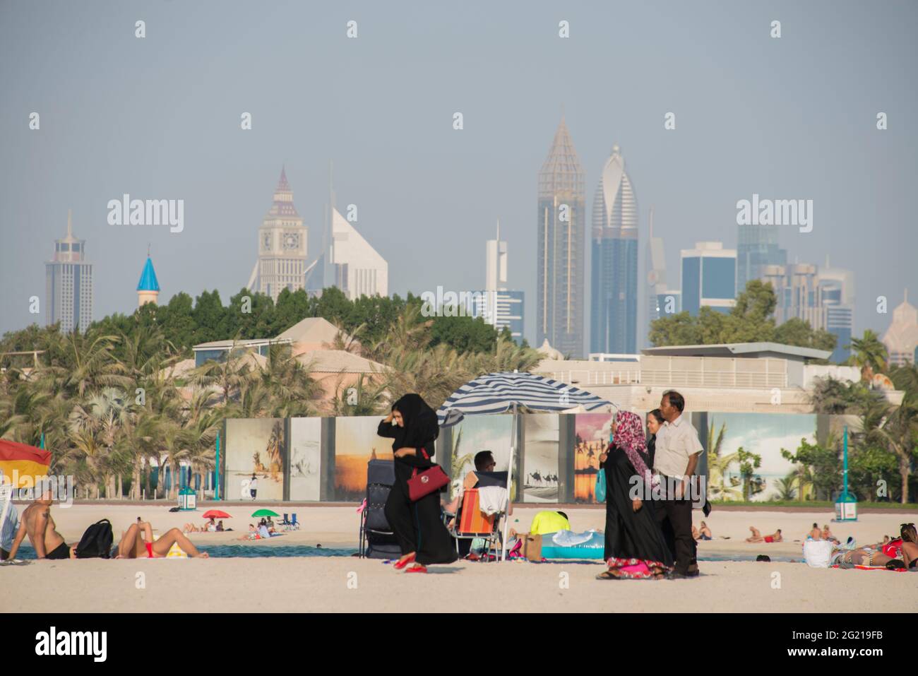 Eine Strandszene mit Strandbesuchern am Jumeirah Beach in Dubai, VAE Stockfoto