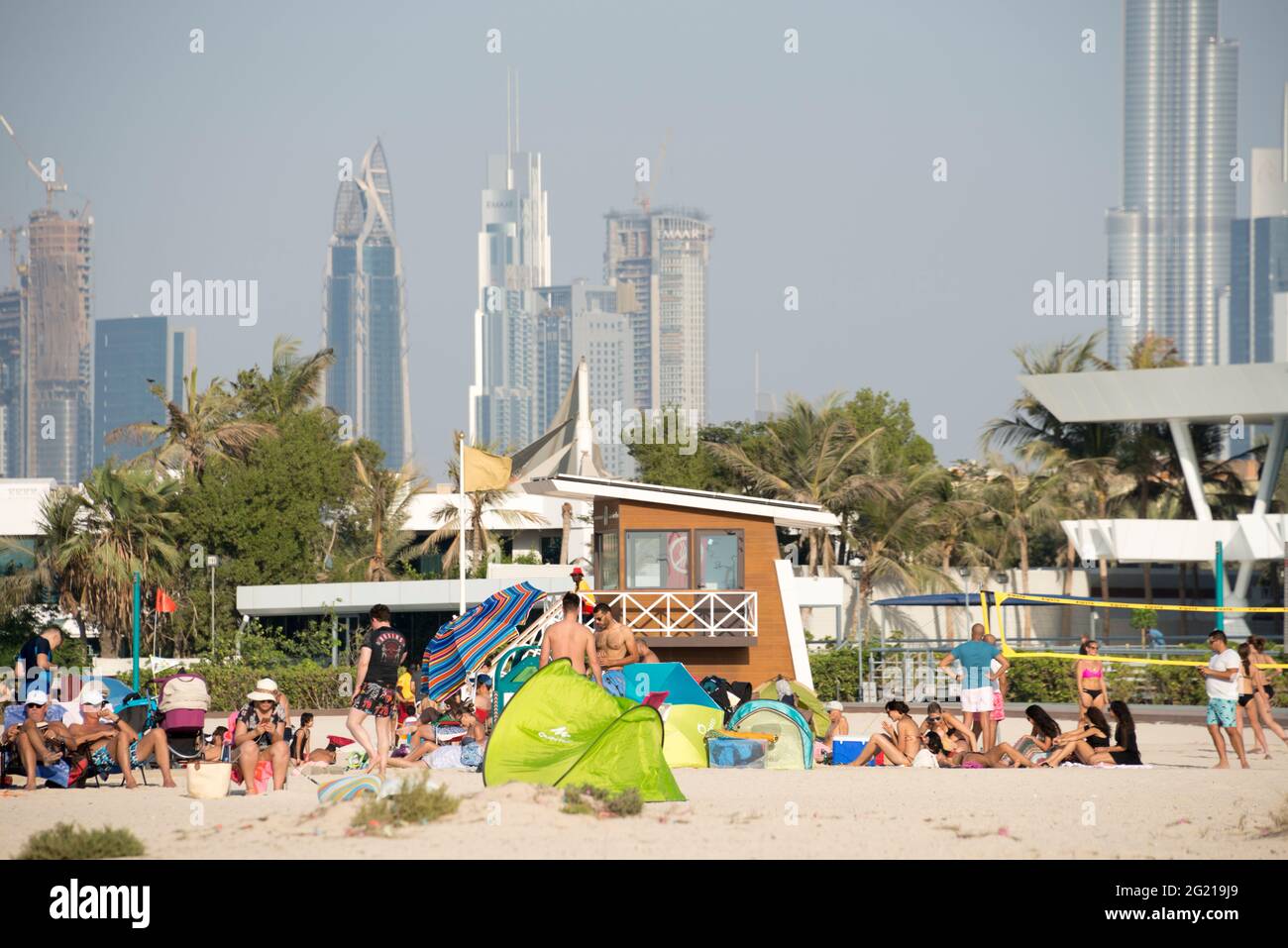 Strandszene mit Kitesurfen am Jumeirah Beach in Dubai Stockfoto