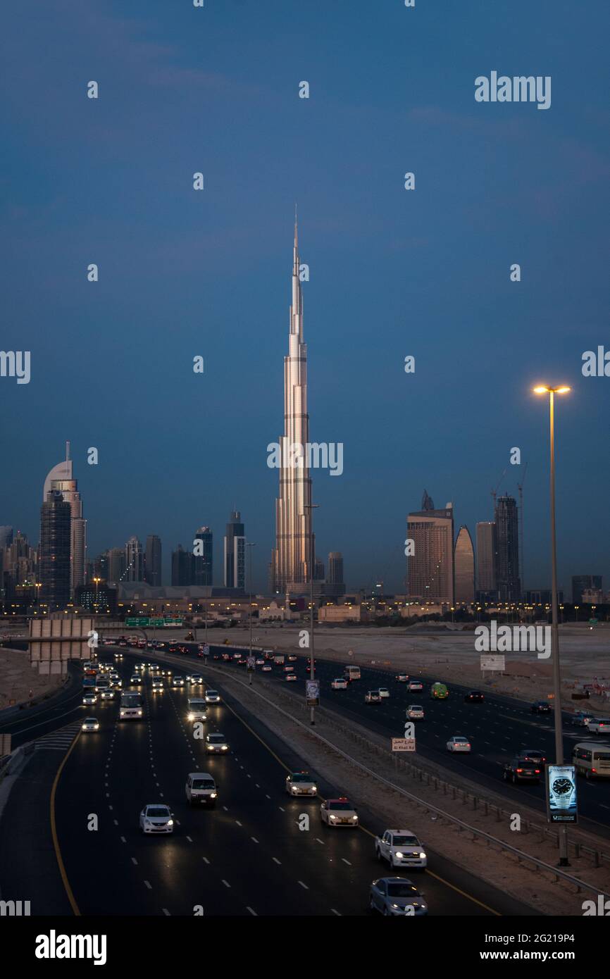 Stadtbild am frühen Morgen mit dem Burj Khalifa Tower aus Dubai, VAE Stockfoto