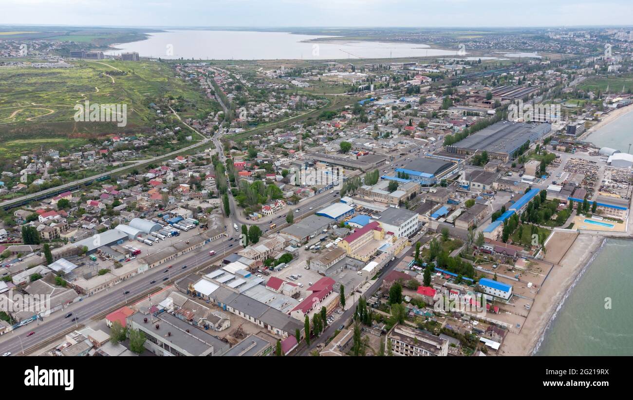 Industriegebiet an der Schwarzmeerküste. Odessa. Ukraine. Kuyalnitsky Mündung im Hintergrund Stockfoto