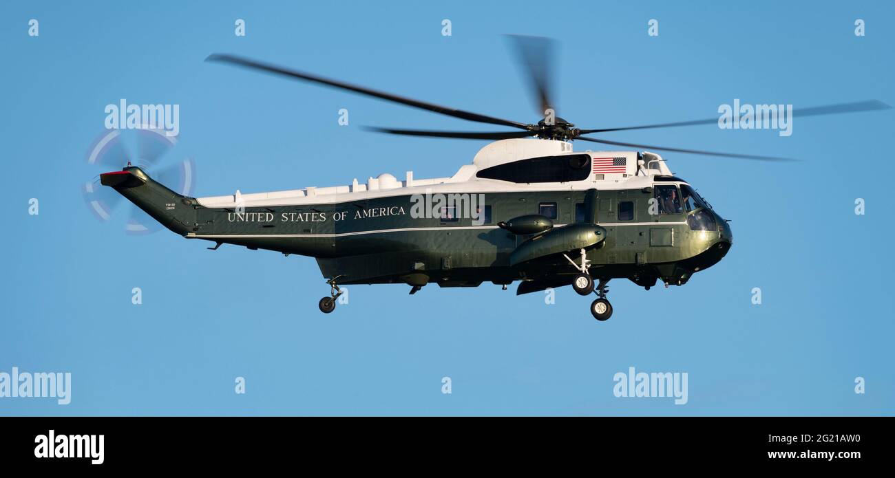 RNAS Culdrose, Helston, Cornwall, Großbritannien. Juni 2021. USMC Sikorsky VH-3D Sea King 'Marine 1' verlässt RNAS Culdrose während der G7-Vorpreperationen Credit: Bob Sharples/Alamy Live News Stockfoto
