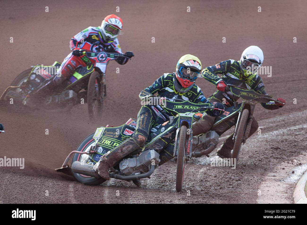 MANCHESTER, GROSSBRITANNIEN. AM 7. JUNI führen Drew Kemp (Gelb) und anders Rowe (Weiß) Tom Brennan (Rot) während des SGB-Premiership-Spiels zwischen Belle Vue Aces und Ipswich Witches am 7. Juni 2021 im National Speedway Stadium in Manchester an. (Kredit: Ian Charles, MI News) Kredit: MI News & Sport /Alamy Live News Stockfoto