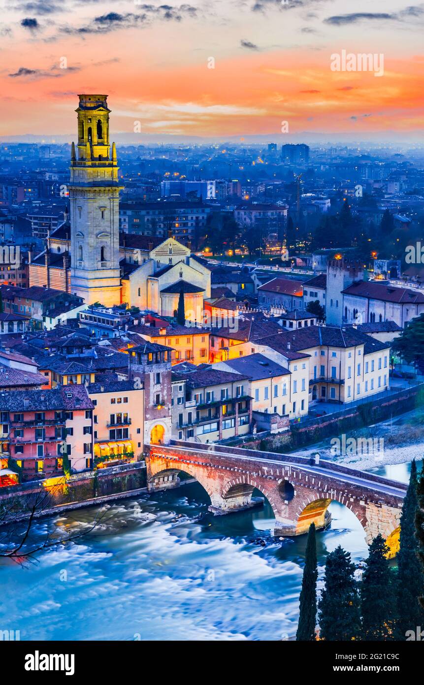 Verona, Italien. Blick in der Dämmerung auf die Altstadt und Ponte Pietra, Etsch Reise italienischen Ziel Stockfoto