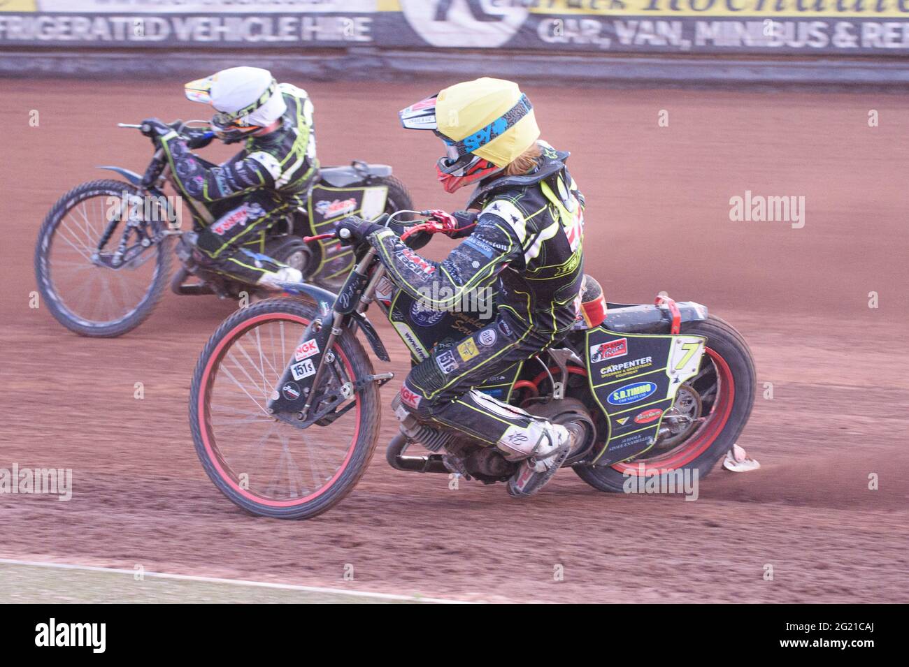MANCHESTER, GROSSBRITANNIEN. 7. JUNI Drew Kemp (Gelb) in Jake Allen (Weiß) während des SGB Premiership-Spiels zwischen Belle Vue Aces und Ipswich Witches am Montag, 7. Juni 2021 im National Speedway Stadium, Manchester. (Kredit: Ian Charles, MI News) Kredit: MI News & Sport /Alamy Live News Stockfoto