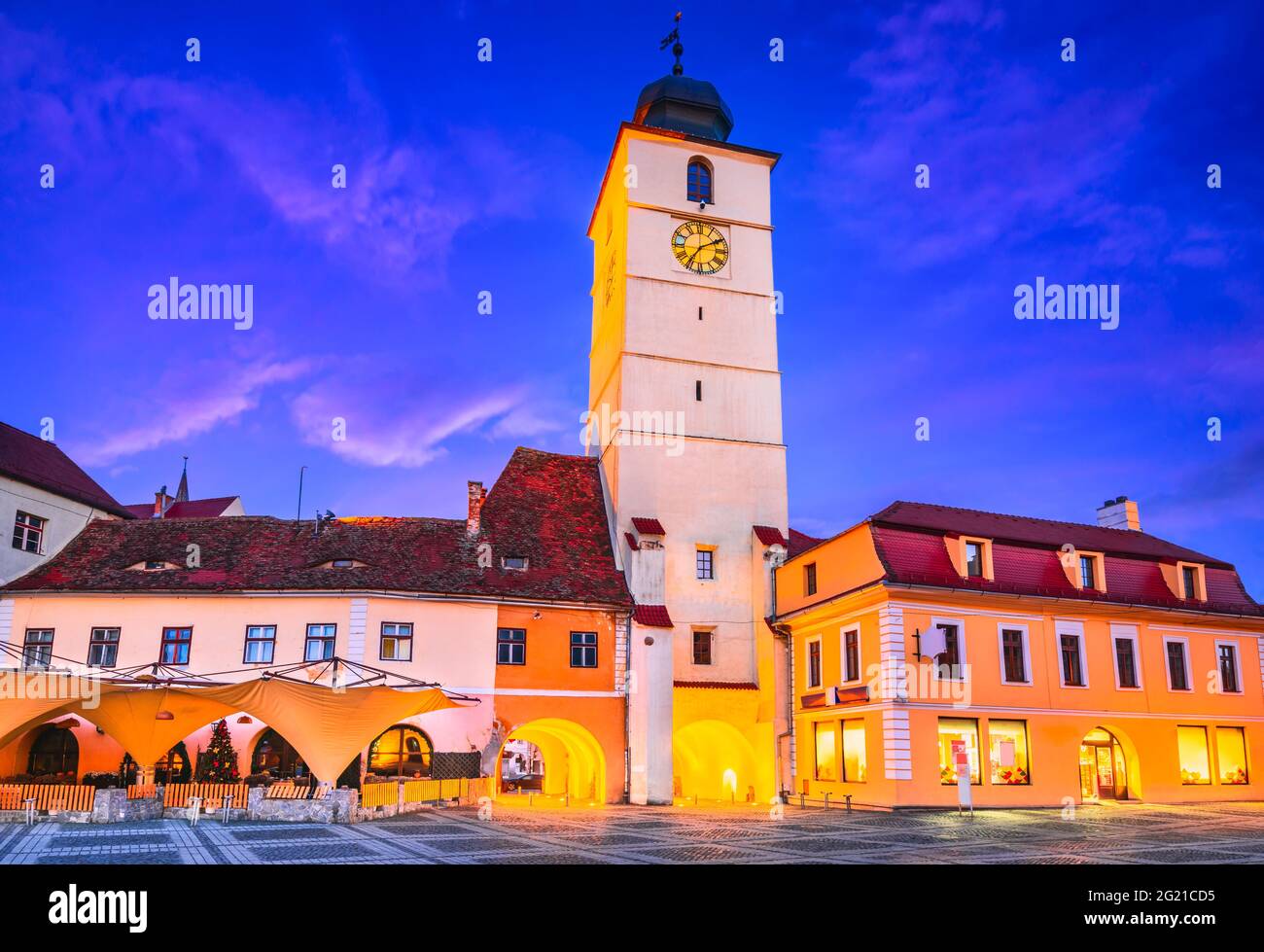 Sibiu, Rumänien. Twilight-Bild der Ratturm im großen Ring, Transylvania. Stockfoto