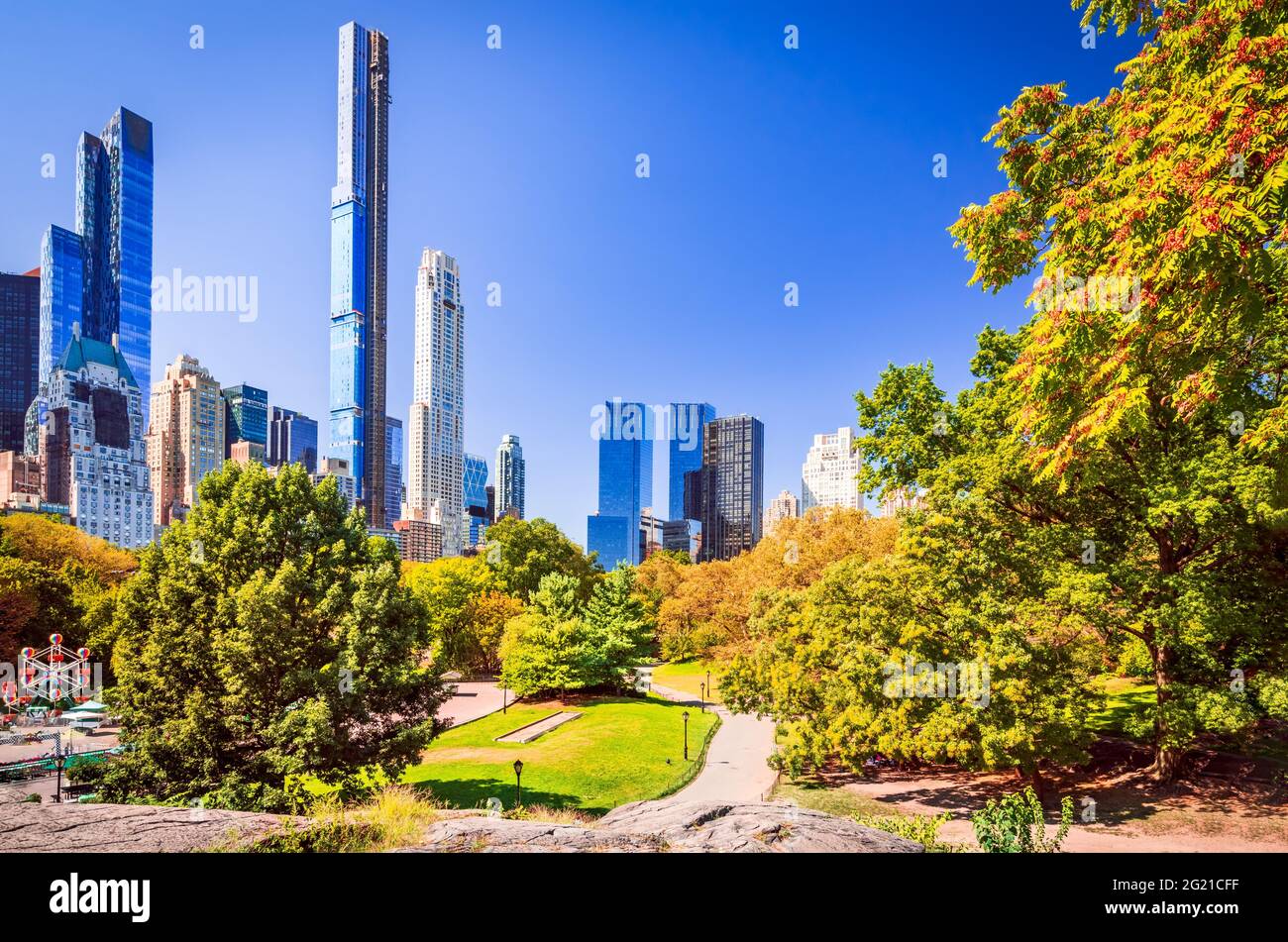 New York, USA - Herbstlandschaft und Wolkenkratzer Central Park, Midtown Manhattan. Stockfoto