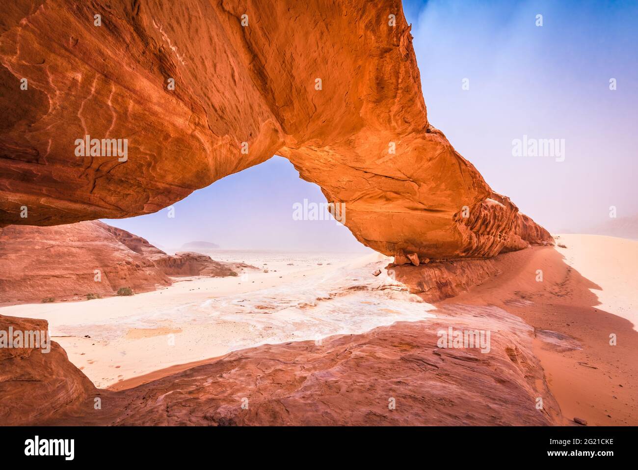 Wadi Rum, Jordanien. Jabal al Kharaz Felsbrücke Weltwunder in Valley of the Moon of Arabia Wüste. Stockfoto