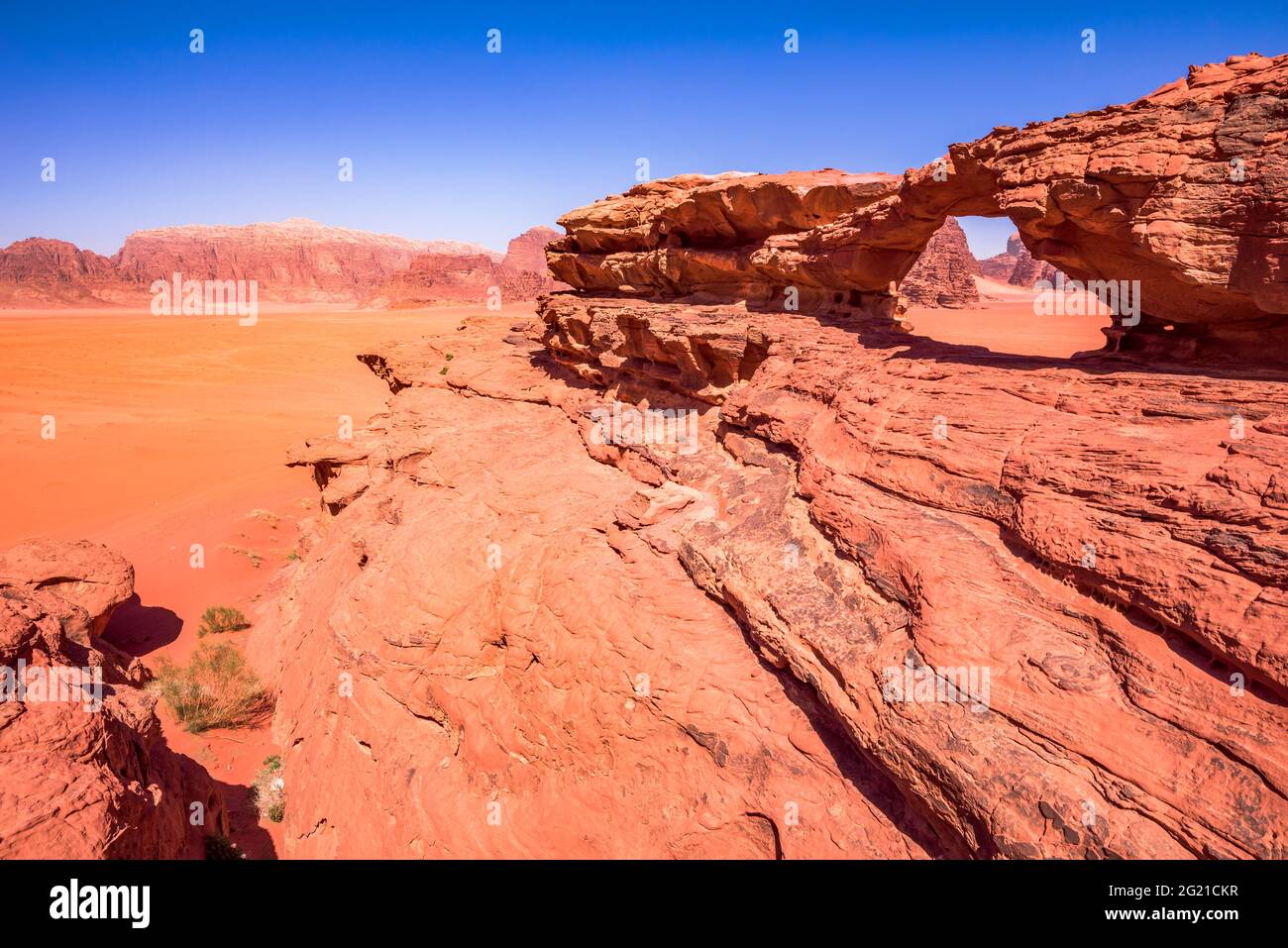 Wadi Rum, Jordanien. Little Bridge, Khor al Ajram berühmtes Tal des Mondes in der Arabia Desert. Stockfoto