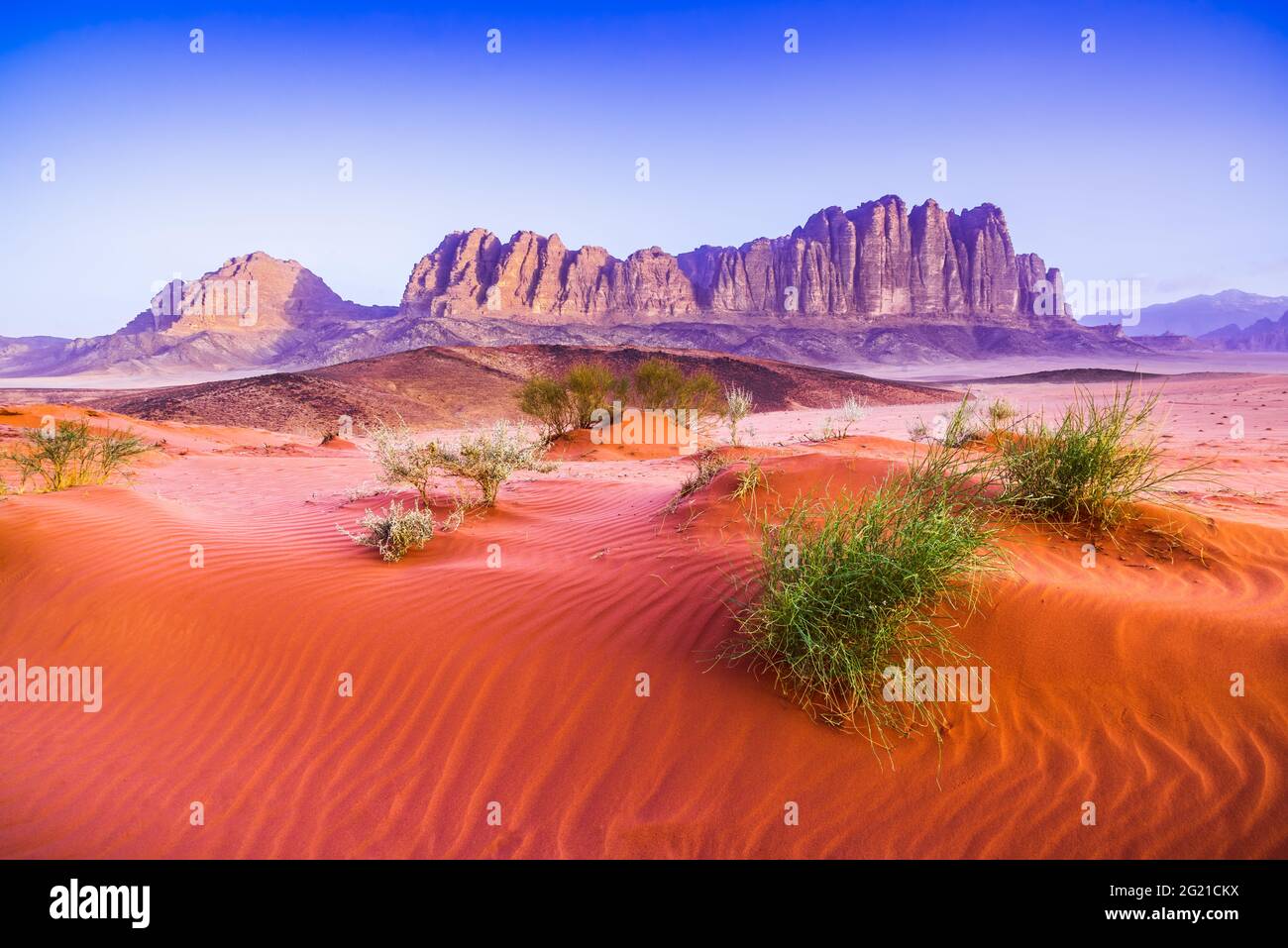 Wadi Rum, Jordanien. El Qattar Berg im Tal des Mondes, Arabia Wüste. Stockfoto