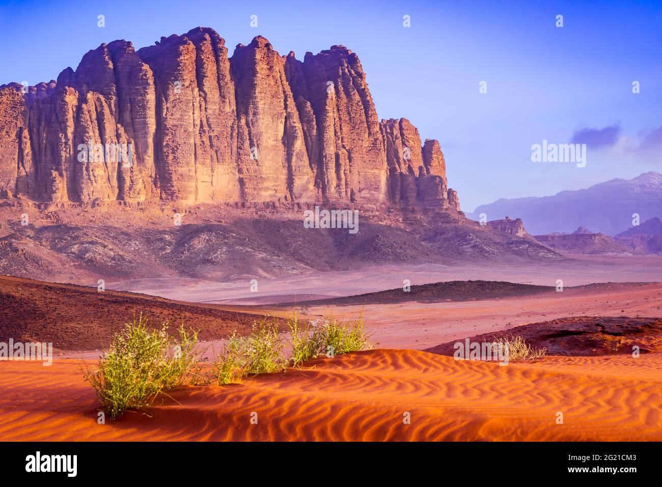 Wadi Rum, Jordanien. El Qattar Berg, marsoandschaft in Arabia Desert. Asien Reisehintergrund. Stockfoto