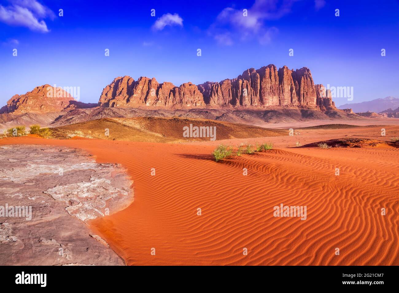 Wadi Rum, Jordanien. Tal des Mondes und Berg El Qattar, Arabienwüste. Asien Reisehintergrund. Stockfoto