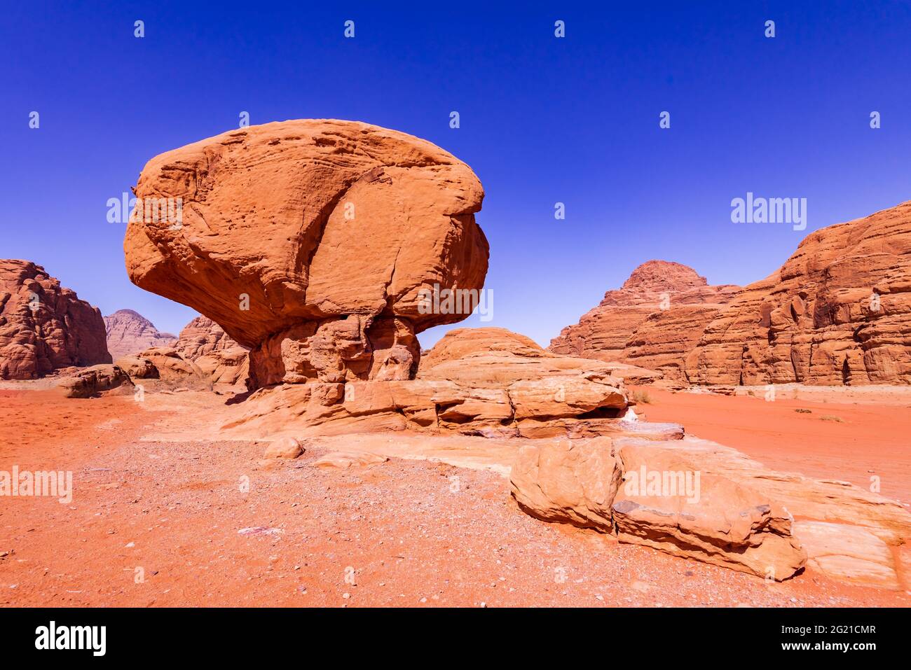 Wadi Rum, Jordanien. Pilzgestein in der berühmten Wüste Arabiens, Asien. Stockfoto