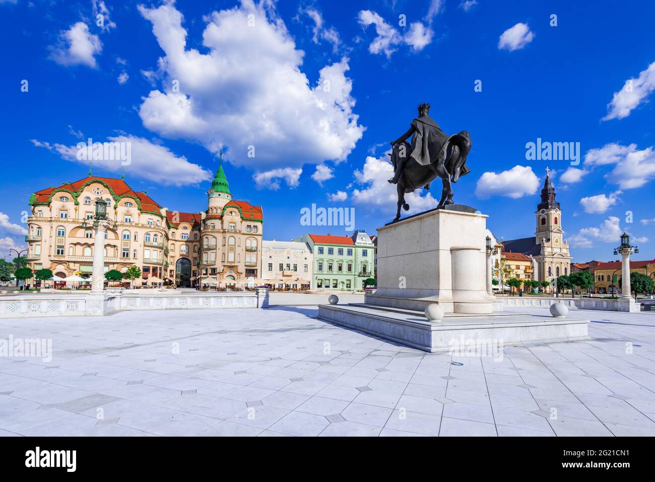 Oradea, Rumänien. Union Square in berühmter Jugendstilstadt. Reiseziel des historischen Crisana, Siebenbürgen. Stockfoto