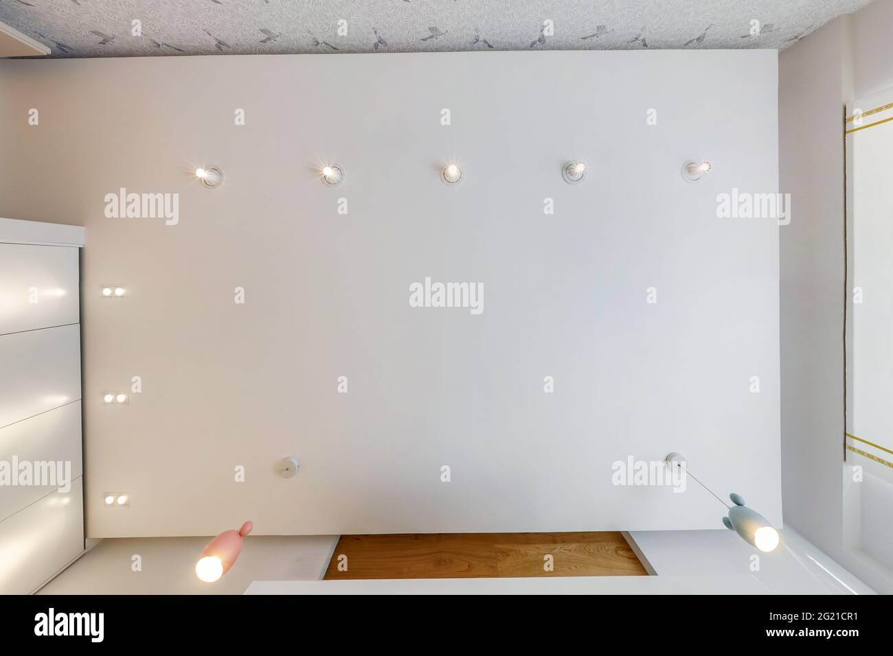 Abgehängte Decke mit LED-Dioden Spots Lampen und Trockenbau in leerem Raum in der Wohnung oder Haus. Stretch-Decke weiß und komplexe Form. Stockfoto