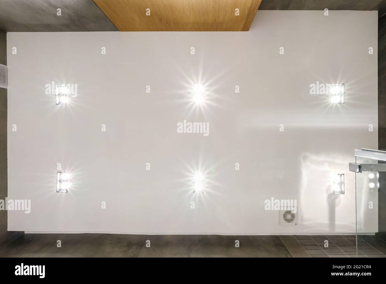 Abgehängte Decke mit LED-Dioden Spots Lampen und Trockenbau in leerem Raum in der Wohnung oder Haus. Stretch-Decke weiß und komplexe Form. Stockfoto