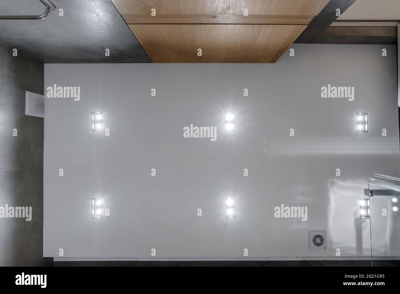 Abgehängte Decke mit LED-Dioden Spots Lampen und Trockenbau in leerem Raum in der Wohnung oder Haus. Stretch-Decke weiß und komplexe Form. Stockfoto