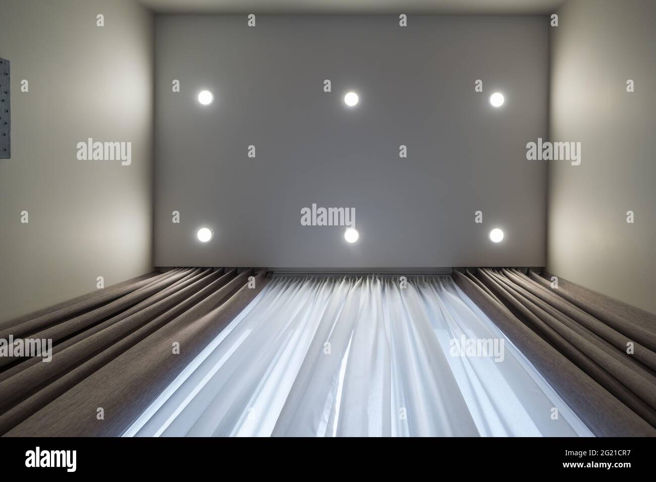 Abgehängte Decke mit LED-Dioden Spots Lampen und Trockenbau in leerem Raum in der Wohnung oder Haus. Stretch-Decke weiß und komplexe Form. Stockfoto