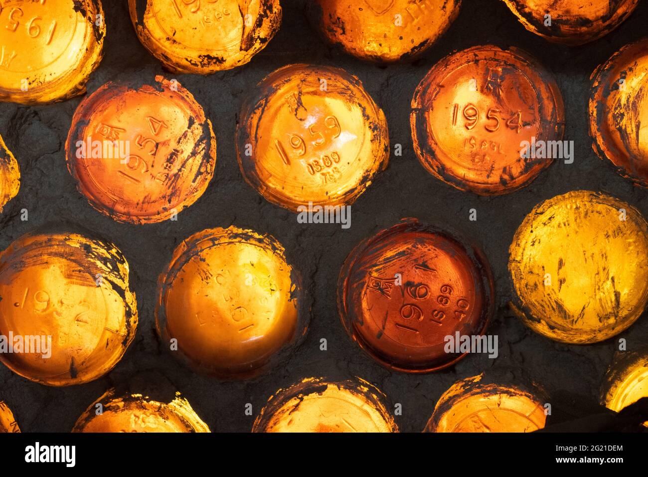 Nahaufnahme einer der Wände des Bottle House Museum in Lightning Ridge, New South Wales, Australien Stockfoto