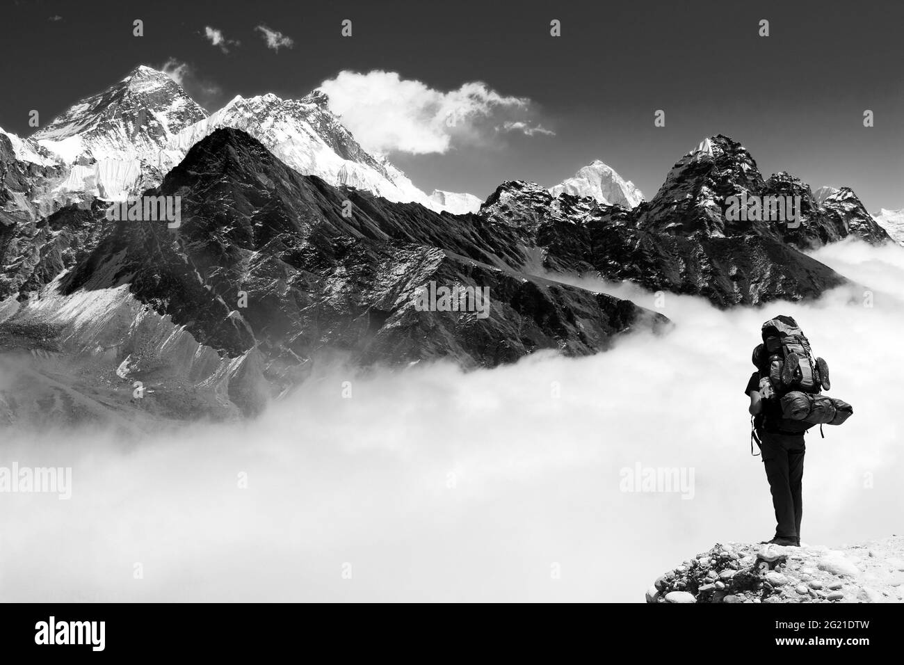 Blick auf den Everest von Gokyo mit Tourist auf dem Weg zum Everest, Nepal Himalaya Berge, schwarz-weiß Stockfoto