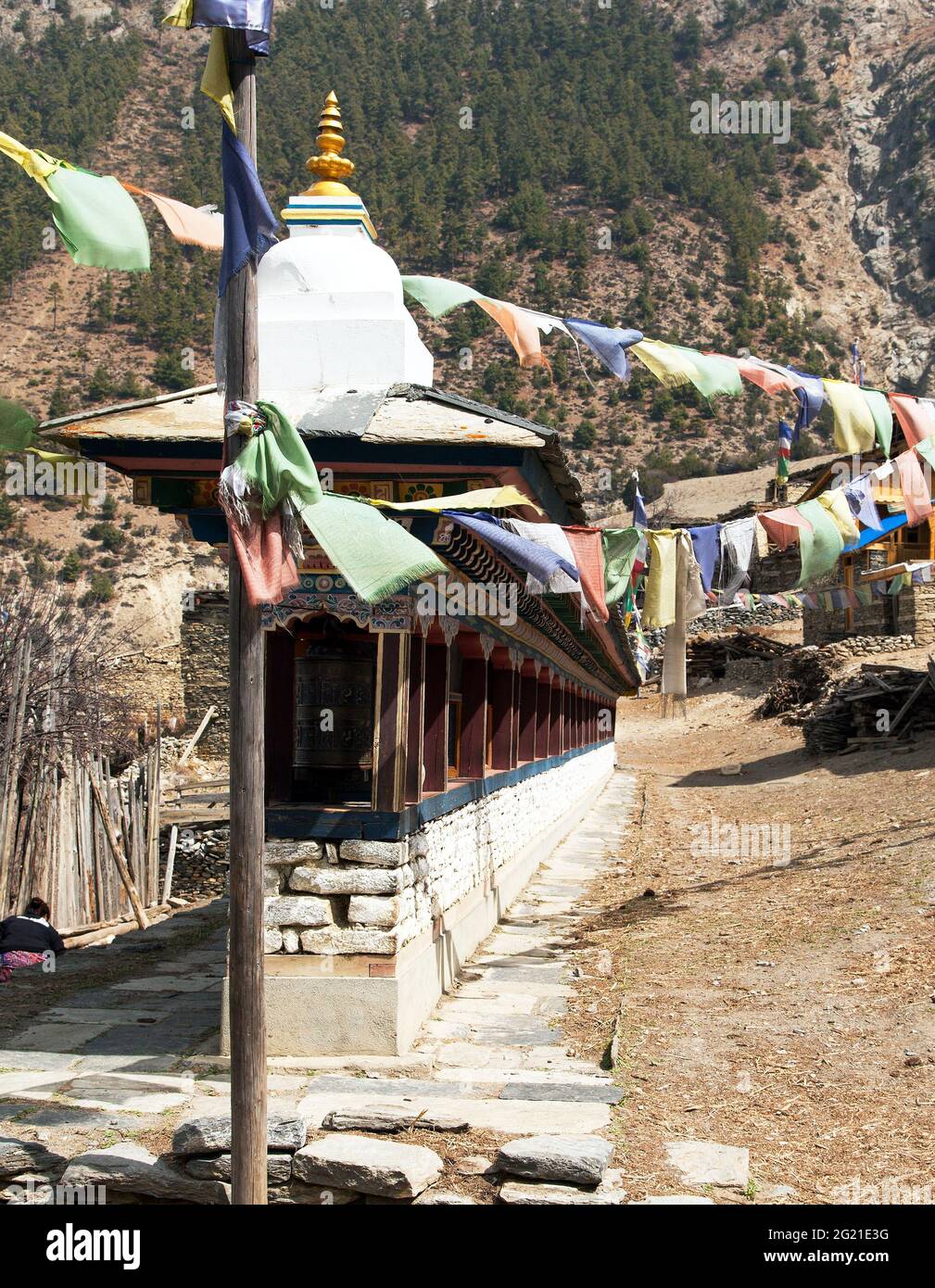 Buddhistisches Gebet viele Mauern mit Gebetsrädern und Gebetsfahnen im nepalesischen Dorf, rund um den Annapurna Circuit Trekkingpfad, Nepal Stockfoto