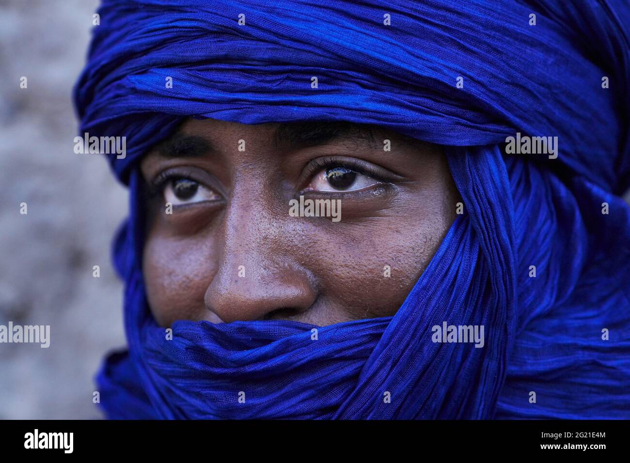 Mali, Timbuktu , Nahaufnahme eines tuareg-Mannes mit blauem Turban, Porträt eines Tuareg-Mannes mit Indigo-Turban Stockfoto