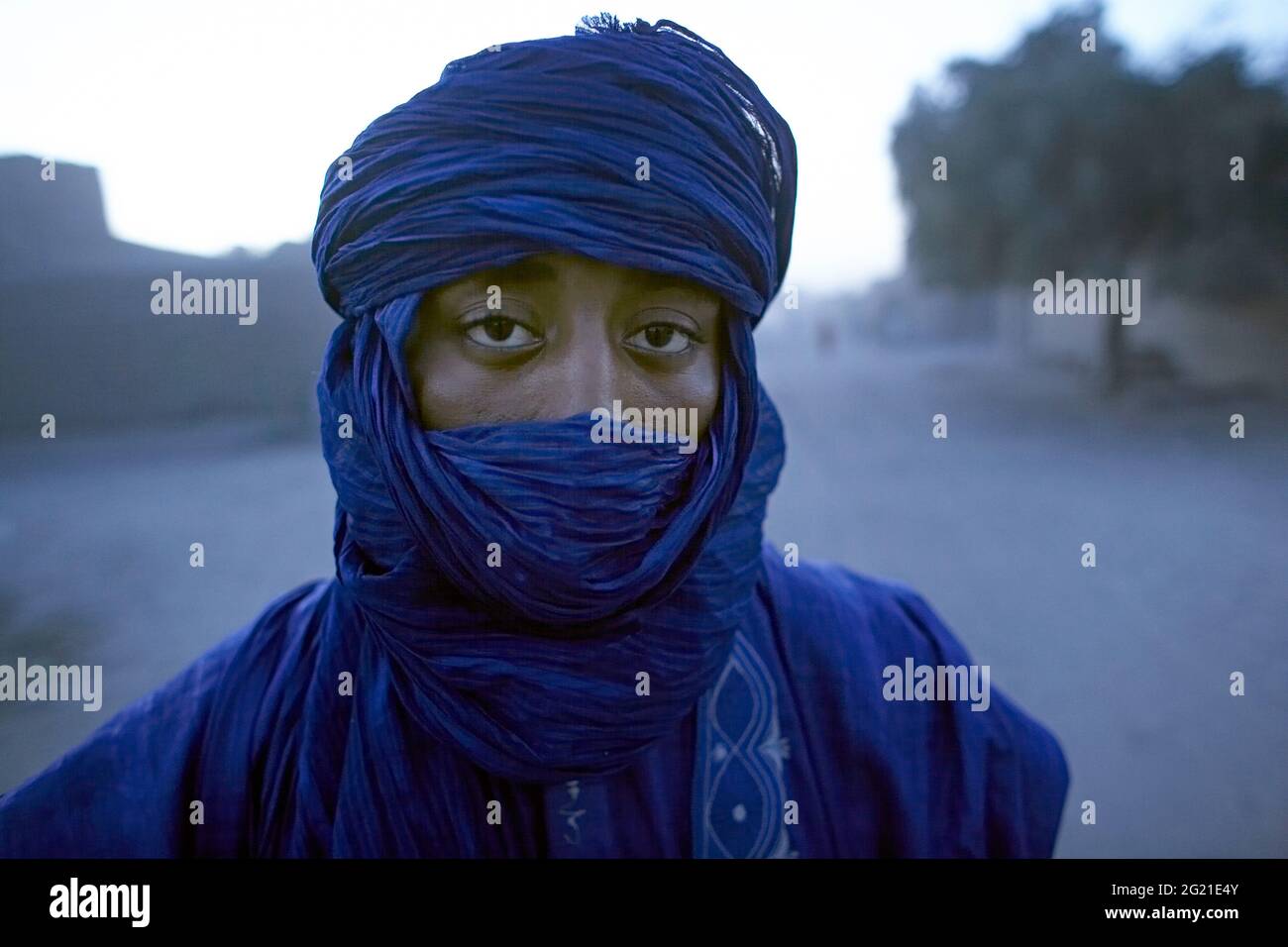 Mali, Timbuktu , Nahaufnahme eines tuareg-Mannes mit blauem Turban, Porträt eines Tuareg-Mannes mit Indigo-Turban Stockfoto