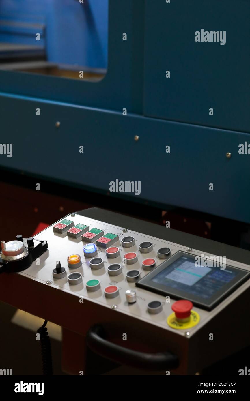 Bedienfeld mit Touchscreen der Metallbearbeitungsmaschine. Selektiver Fokus. Stockfoto