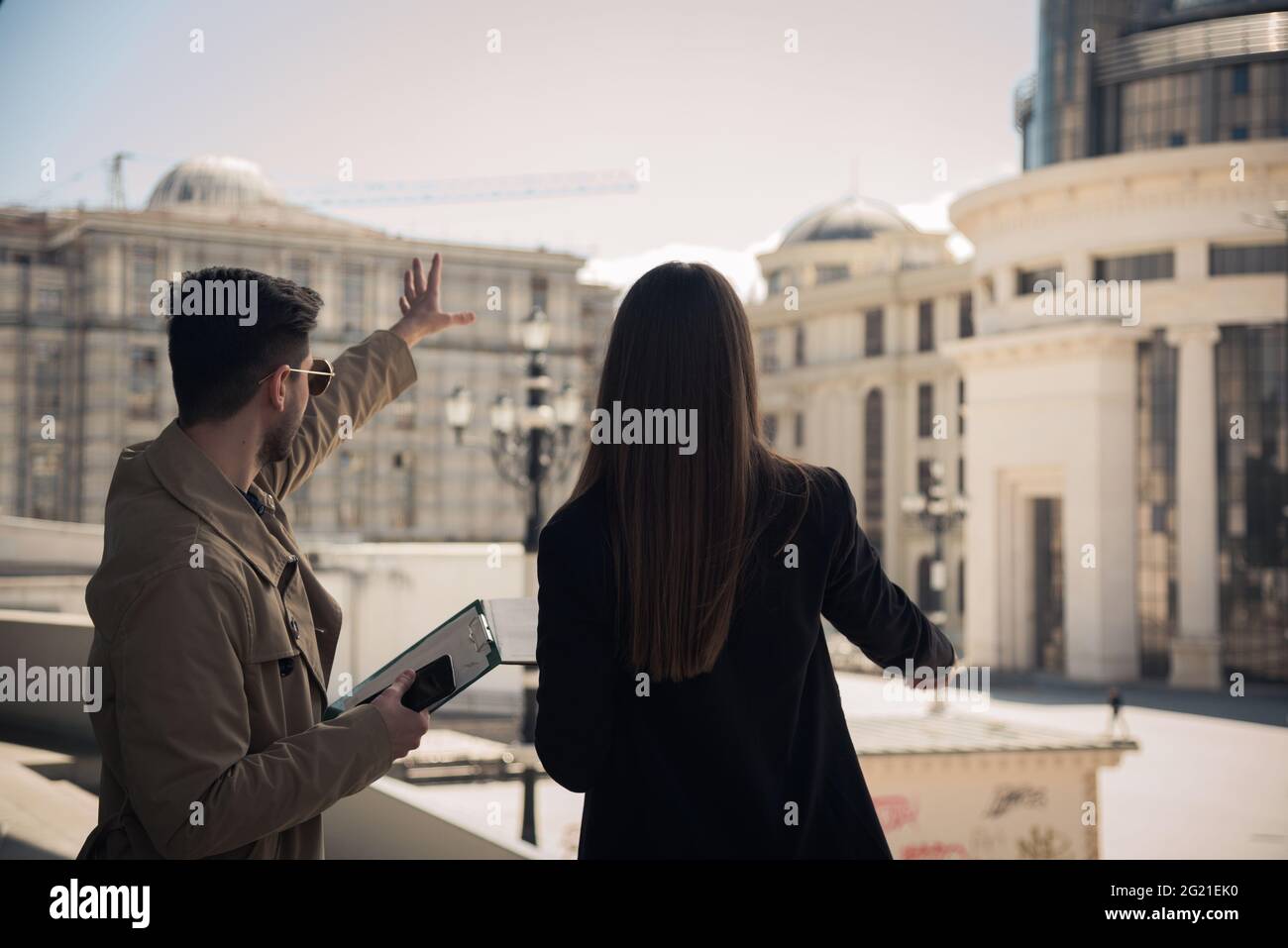 Gut geeignete Geschäftsleute suchen und erklären die Architektur Stockfoto