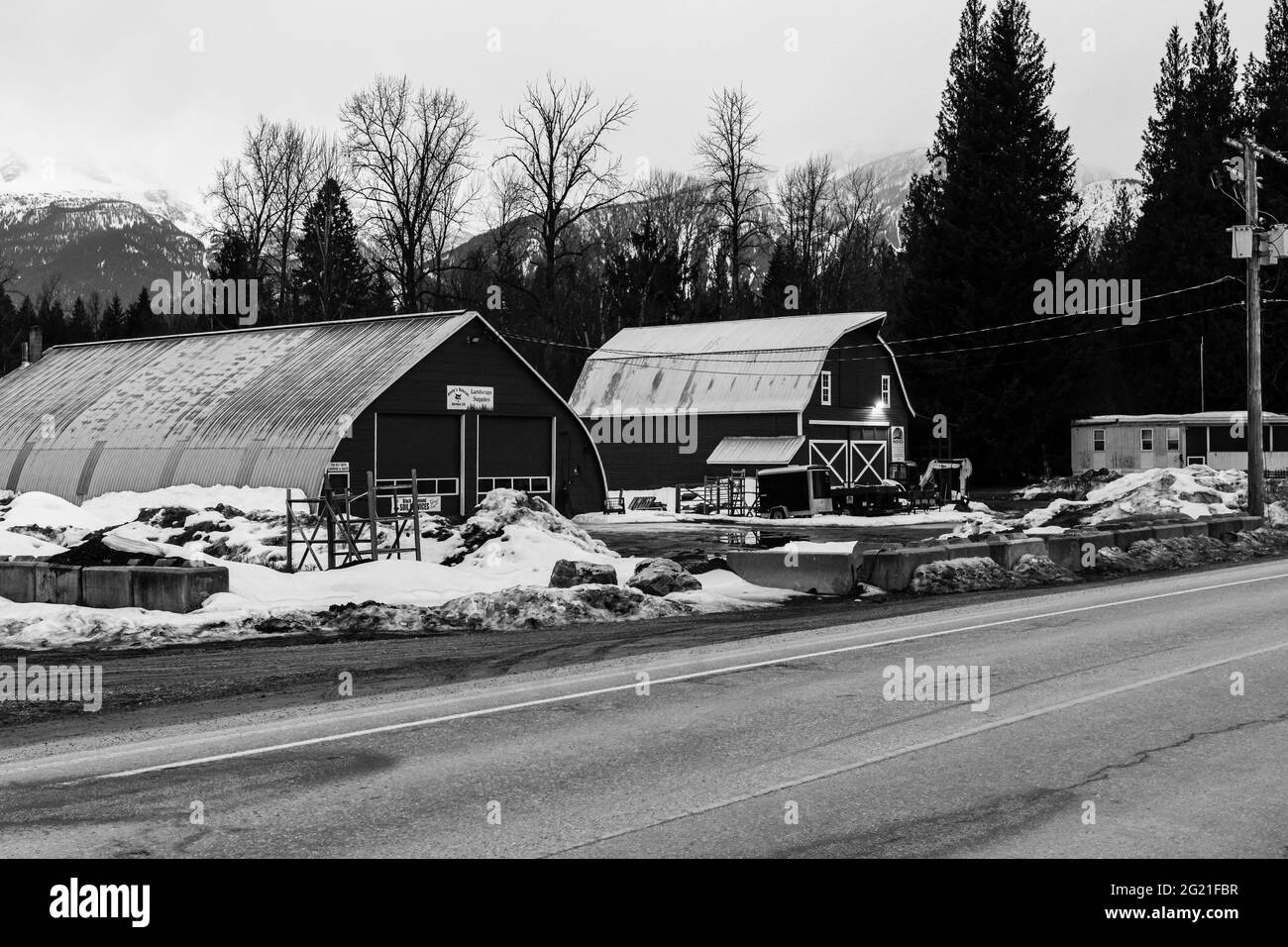 REVELSTOKE, KANADA - 14. MÄRZ 2021: Schwarz-weiß großes Industrie- und Handelslager in einer kleinen Stadt Stockfoto