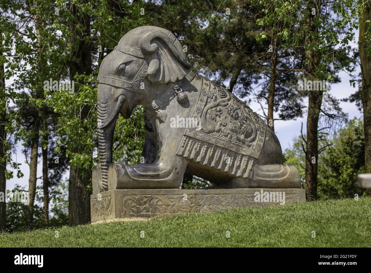 LUTON, VEREINIGTES KÖNIGREICH - 06. Jun 2021: Eine indische Elefantenskulptur im ZSL Whipsnade Zoo. Stockfoto