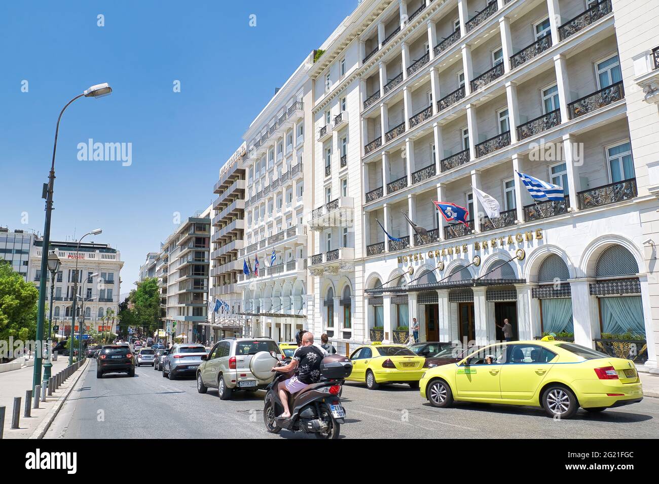 ATHEN, GRIECHENLAND - 29. Mai 2021: Das historische Hotel Grande Bretagne am Syntagma-Platz in Athen an einem sonnigen Morgen, 5-12-2021 Stockfoto