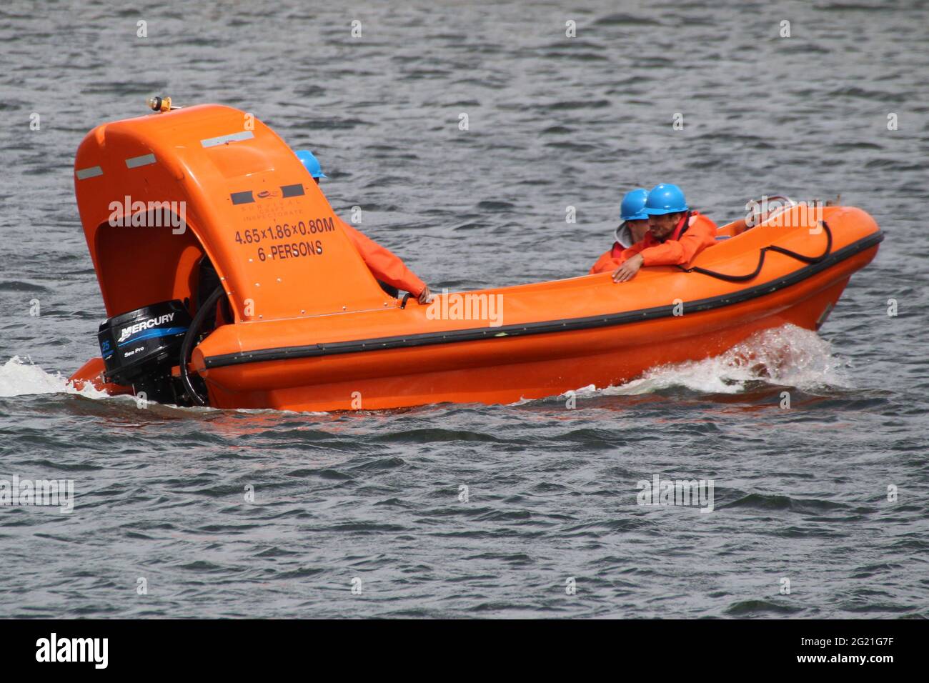 Ein Rettungsboot (6 Personen) und eine Crew, die Testverfahren in Great Harbour in Greenock durchlaufen. Stockfoto