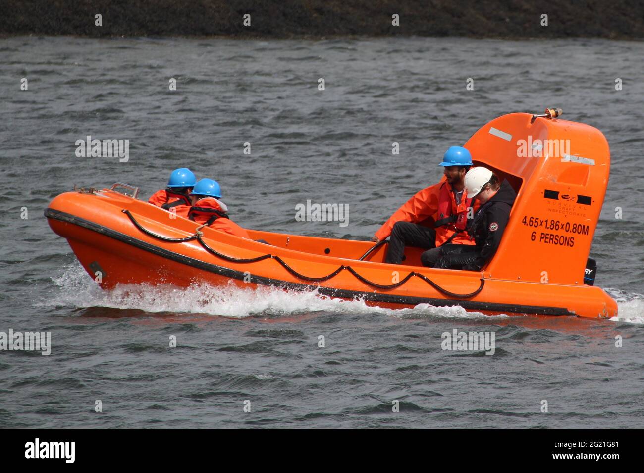 Ein Rettungsboot (6 Personen) und eine Crew, die Testverfahren in Great Harbour in Greenock durchlaufen. Stockfoto