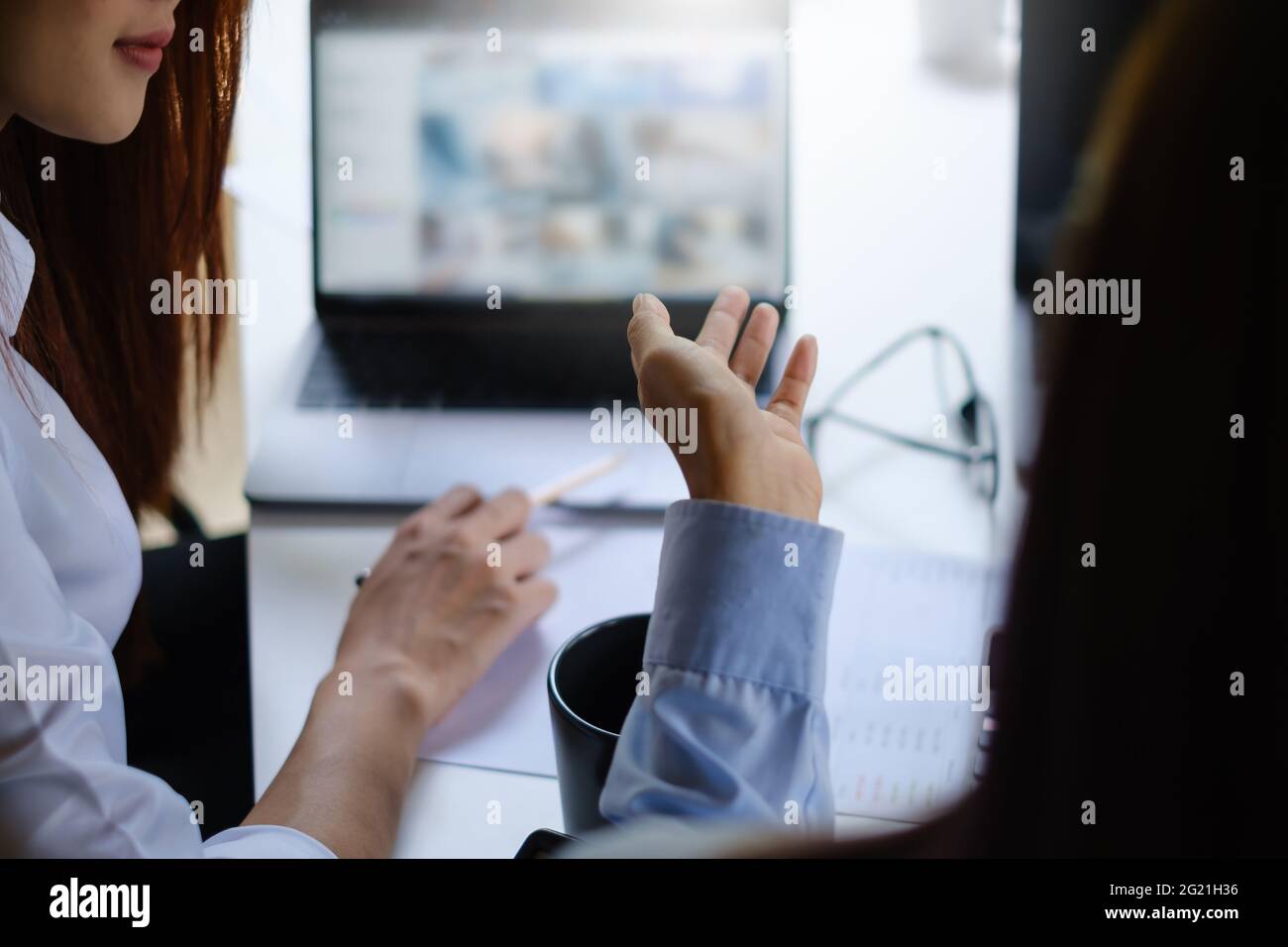 Ein zwei Mädchen übt vor dem Online-Kurs die Grundkursübungen per Video auf dem Laptop. Soziale Distanzierung.Bleib zu Hause. Neuer Normalwert. Covid-19-Coronavirus Stockfoto