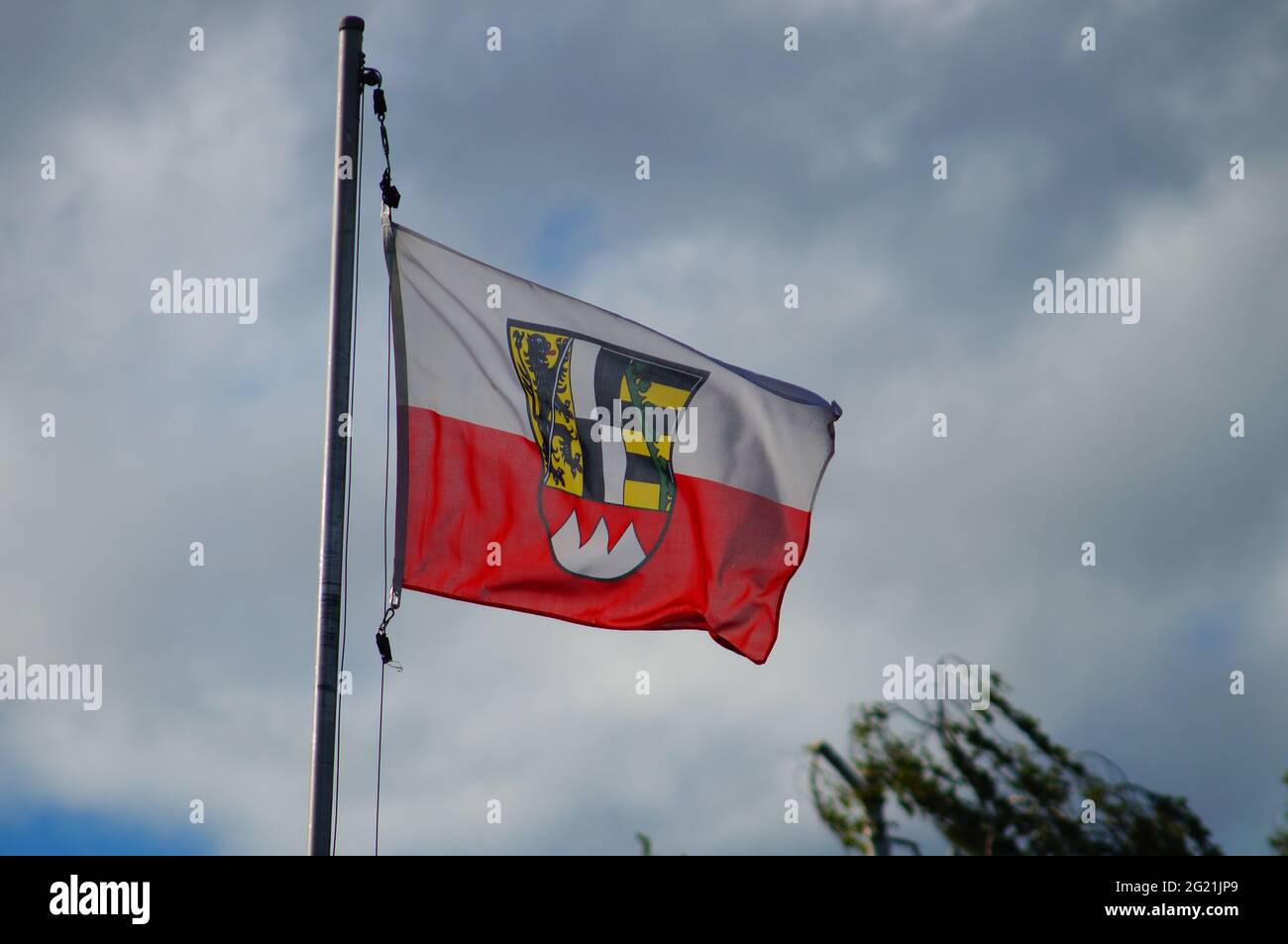 Die Flagge Oberfränkens fliegt in einem Frankfurter Garten Stockfoto