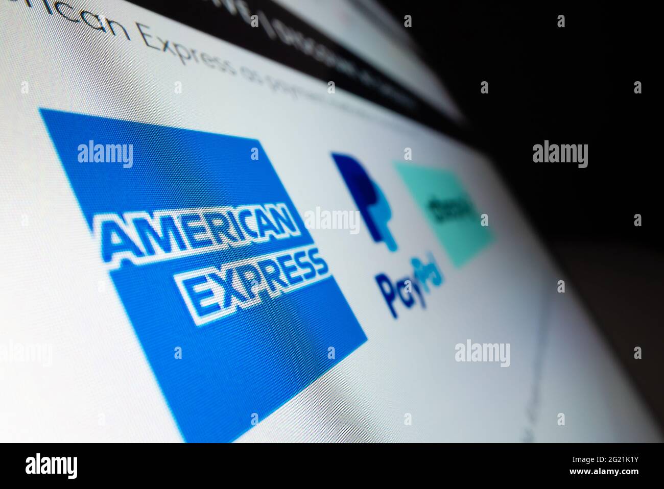 Nahaufnahme des American Express Logos auf der Online-Shopping-Website Stockfoto
