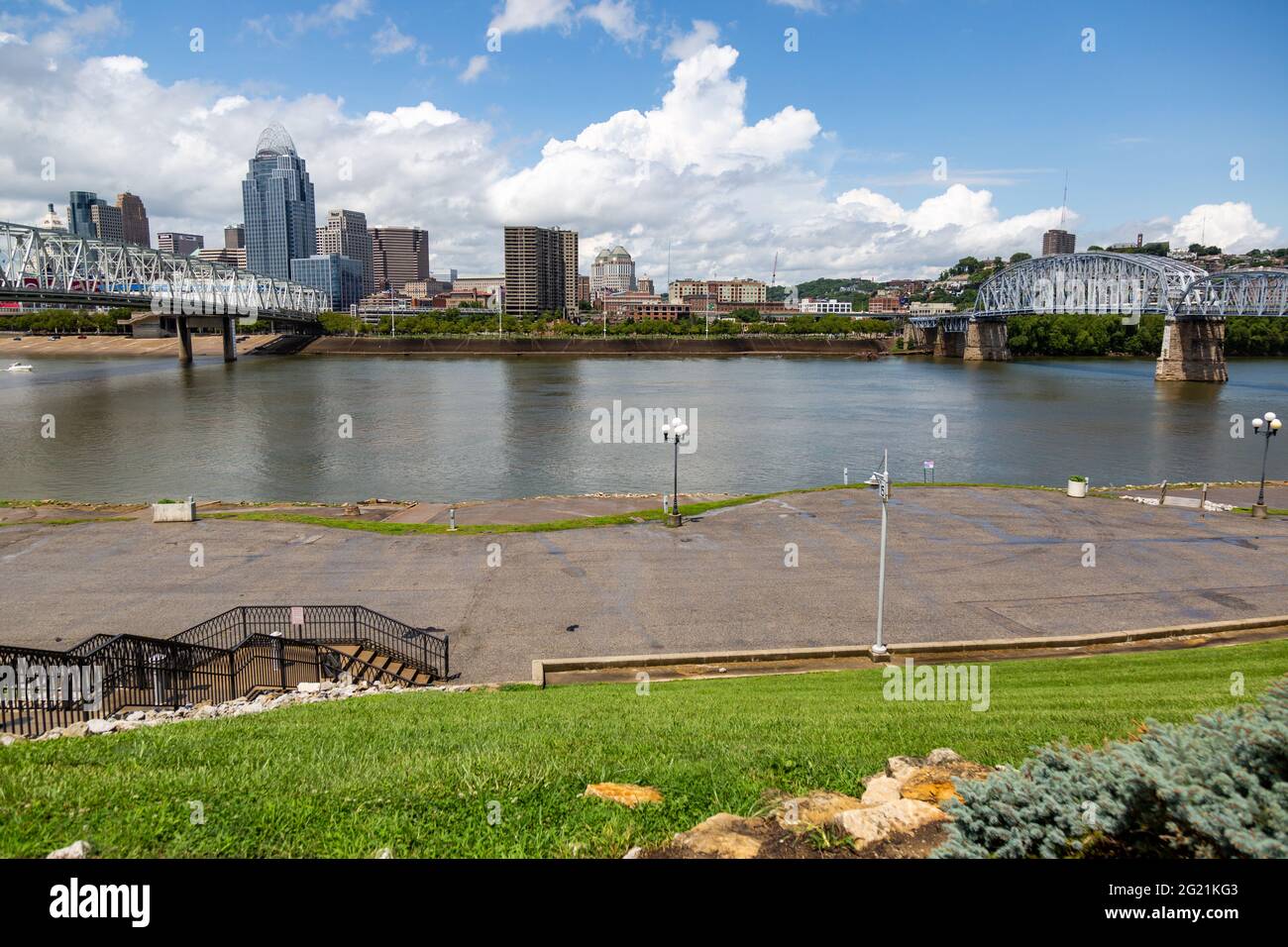 Cincinnati, Ohio, ist jenseits des Ohio River zu sehen, da es zwischen der Purple People Bridge und der Taylor Southgate Bridge fließt Stockfoto
