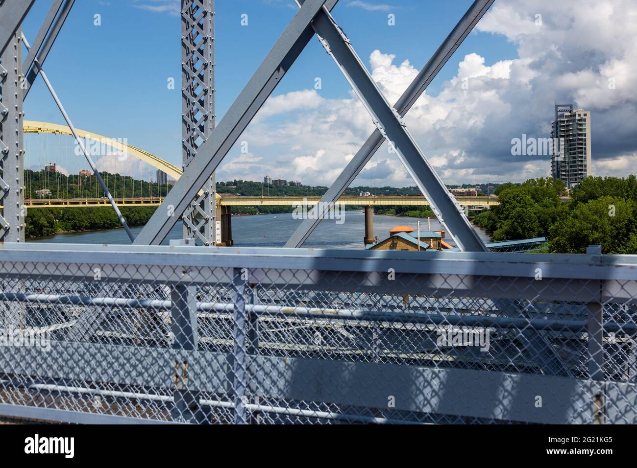 Die Daniel Carter Beard Bridge und die South Shore Wohnanlagen wie von der Purple People Bridge über dem Ohio River in Cincinnati, OH aus gesehen. Stockfoto